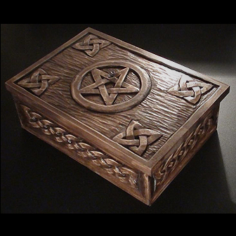 Medinė rankų darbo drožinėta dėžutė su keltiškais ornamentais XXIII, 13x19cm