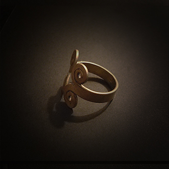 Baltiški papuošalai. Žalvarinis įvijinis žiedas - su laiko simbolika.
